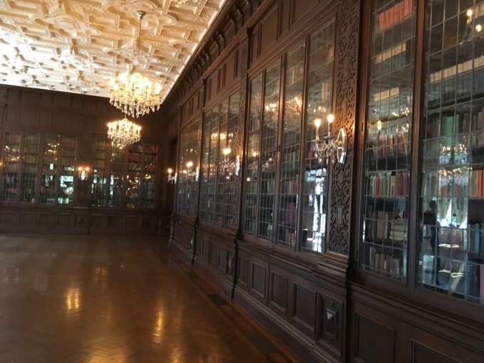 Casa Loma 　図書棚