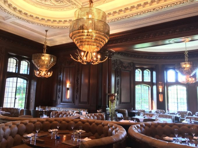 Casa Loma 　table